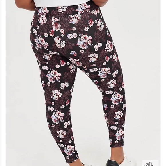 NWT Torrid sz 3x Pixie Pant-Luxe Ponte Floral Skull Black !!!! - Picture 3 of 5
